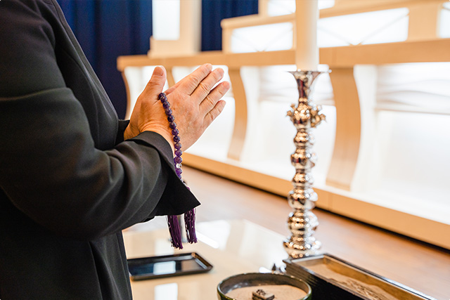 手を合わせる人